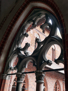 波兰马尔伯克城堡回廊窗花窗格图片