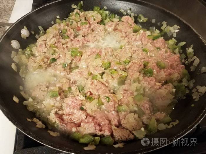 在炉子上的平底锅里把火鸡肉洋葱和胡椒粉磨碎