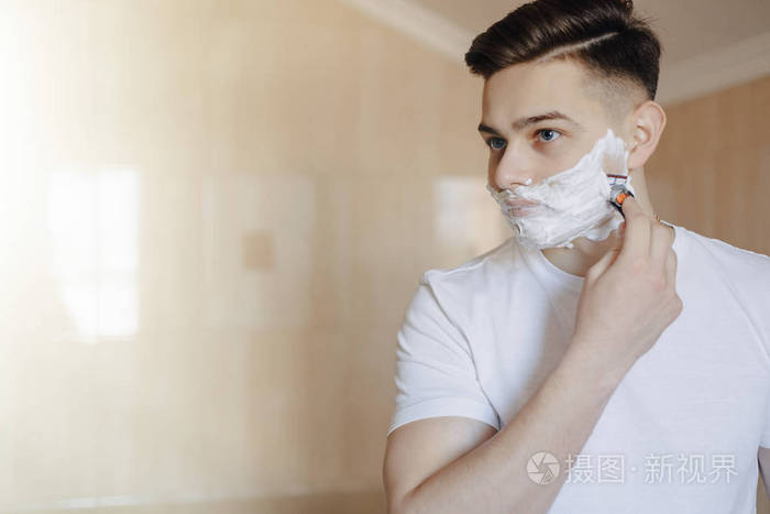 早上卫生男人用泡沫刮胡子