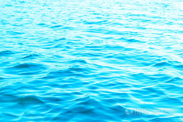 清澈的海水纹理.从上面的自然蓝色背景.