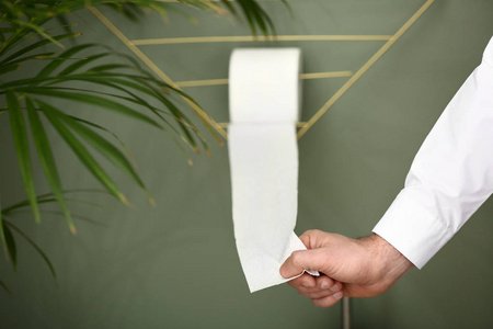 在厕所里撕卫生纸的男人图片