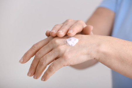 涂抹护手霜图片-涂抹护手霜素材-涂抹护手霜插画-摄图新视界