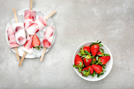 新鲜草莓冰棒.多汁自制冰激凌配水果,清凉食品,夏日甜点.照片