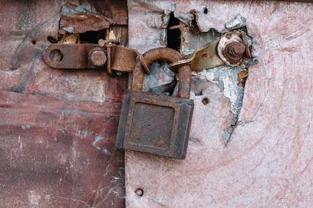 生锈的铁挂锁图片