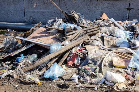 城市里的垃圾场.人类环境的污染.照片