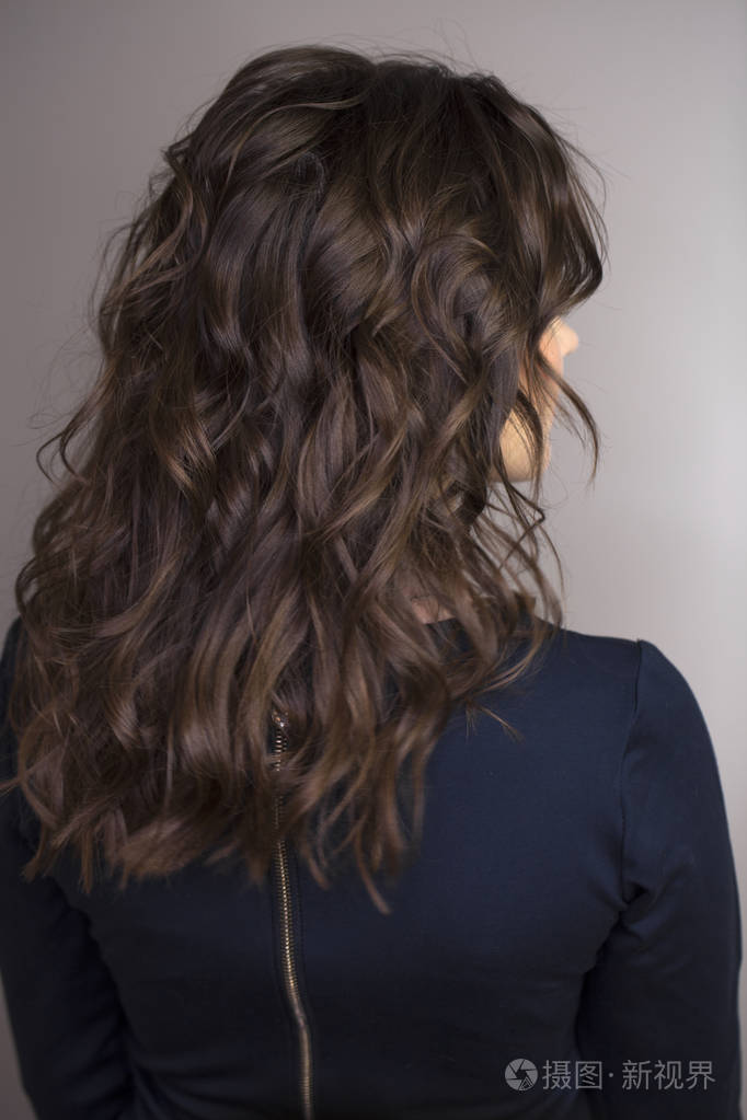 女性长波浪黑发后视图