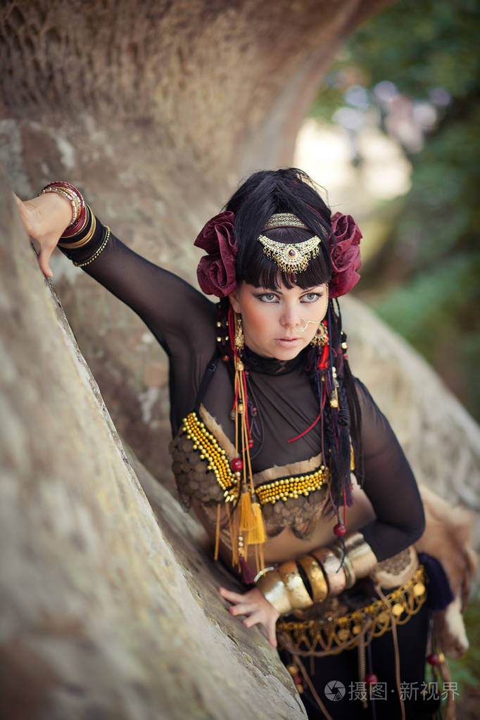 年轻美女美女民族部落化妆耳环波西米亚嬉皮风格