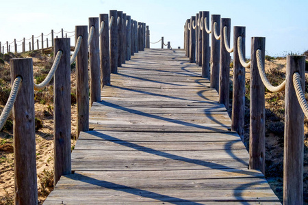 从三都的一条木栈道中央望去照片