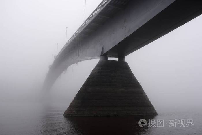 雾中之桥