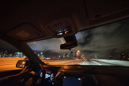 夜晚海滩在一个多云的夜晚开车去迈阿密海滩照片