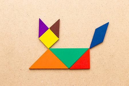 木制背景上猫形七巧板照片