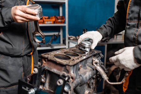 汽车技术的活塞连杆修理台上的发动机.汽车修理厂的内部.照片