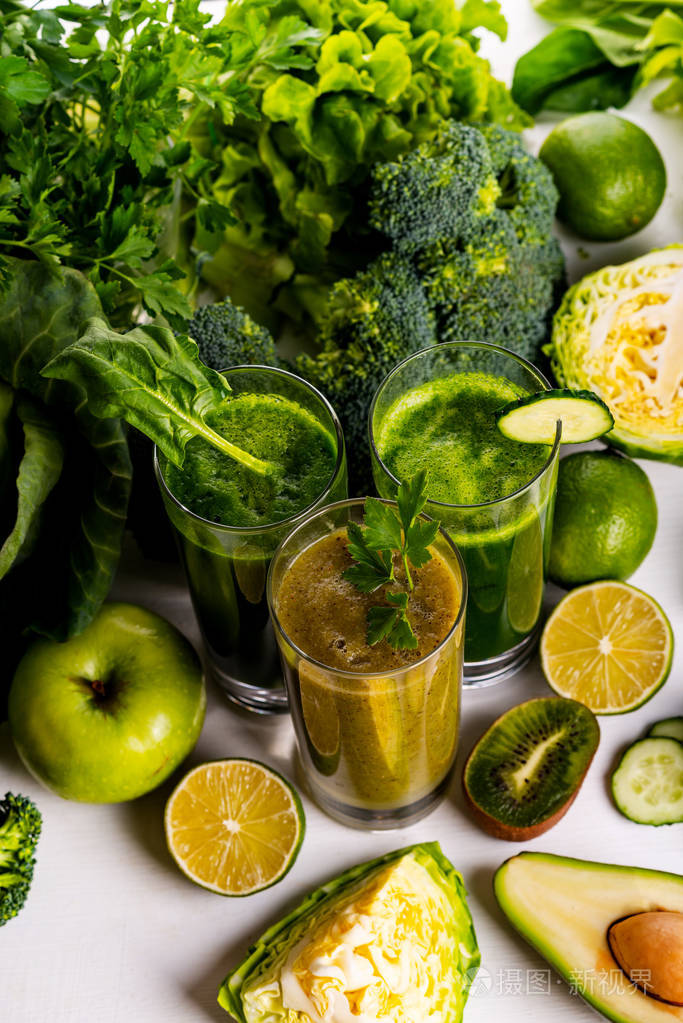 纯素食品和饮料白色木质背景上有菠菜猕猴桃和黄瓜生饮料和食物