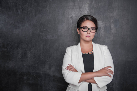 老师严肃地看着黑板上的你照片