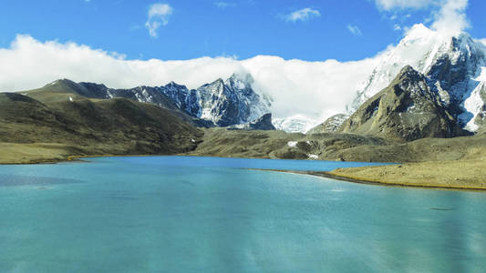 辽阔的天山湖水的美丽异域景观图片