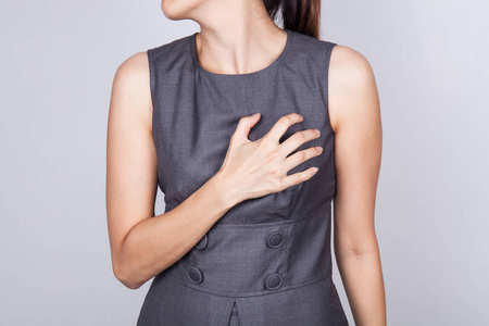 女人抓着胸口,剧痛可能心脏病发作照片