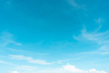 夏日蓝天柔和清澈多云的背景.浮云移b照片