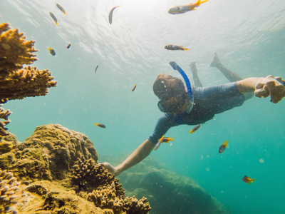 海洋里的男人图片