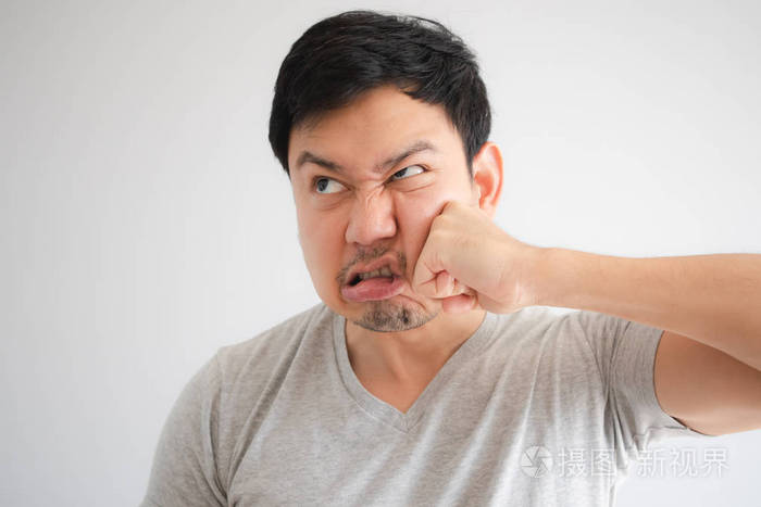 愤怒的人用打自己的脸来惩罚自己