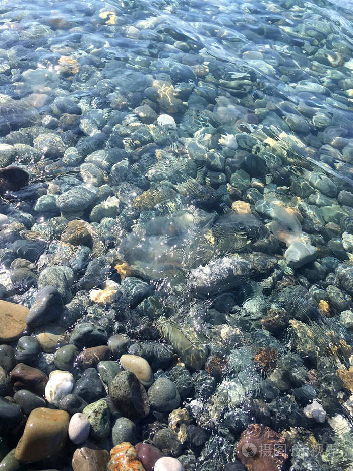 干净海水中的海石水下的卵石