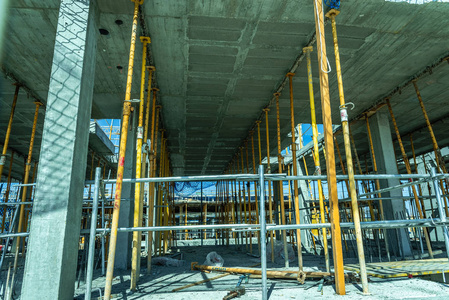 支撑混凝土建筑物的脚手架照片