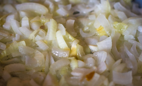 在滚油中炸碎的洋葱,特写镜头照片