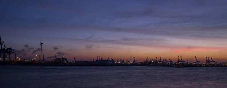 德国汉堡集装箱港口夜景图片