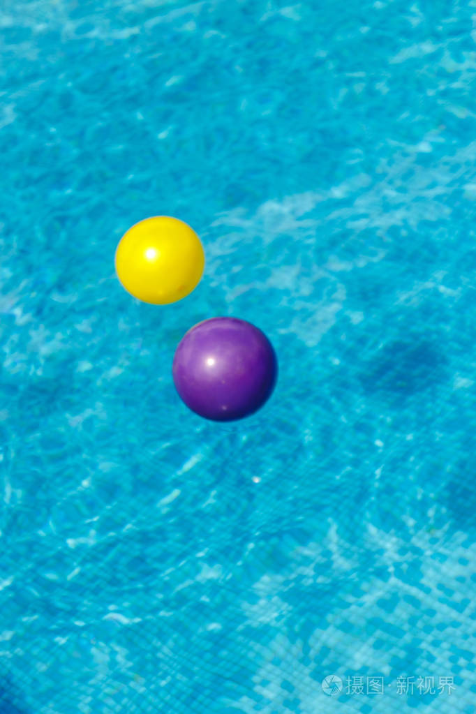 充气水上娱乐球漂浮在游泳池的水面上康斯