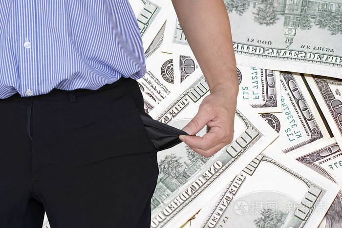 那个人翻起裤兜背景是100美元