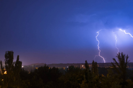 夜间闪电风暴在城市上空蓝色戏剧性的照明亚平宁夜间雷暴戏剧性的雷雨