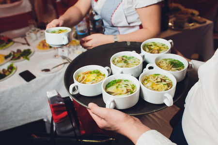 软服务餐厅服务员端菜的特写镜头.软聚焦.照片