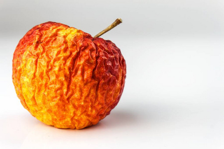 起皱的苹果纹理,白色背景.枯萎的苹果.老苹果.白色隔离.照片