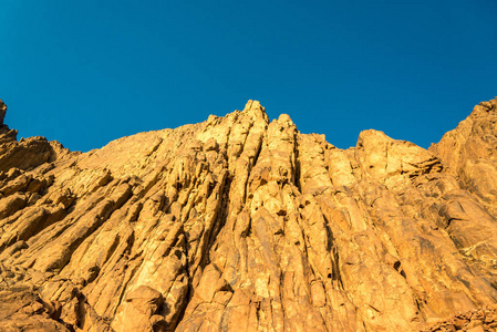 光秃秃的山中东或非洲,风景如画的光秃秃的山脉和一大片沙漠沙漠景观