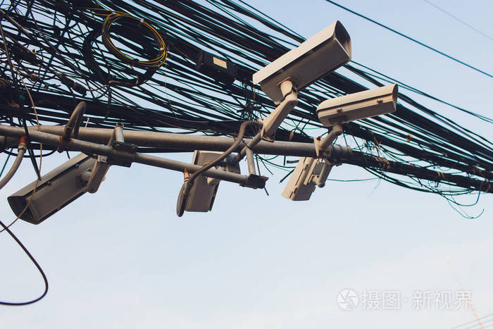电线杆上乱七八糟的电线电缆