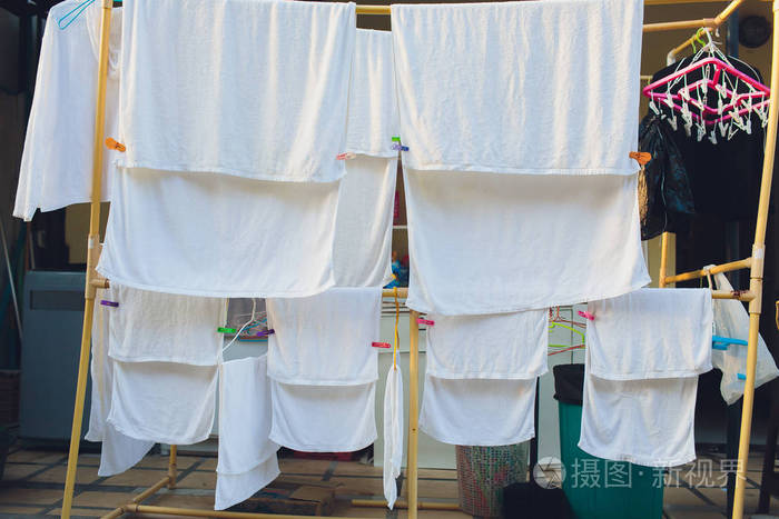 在不寻常的日落下晒衣服白色的毛巾和床单放在伸展的