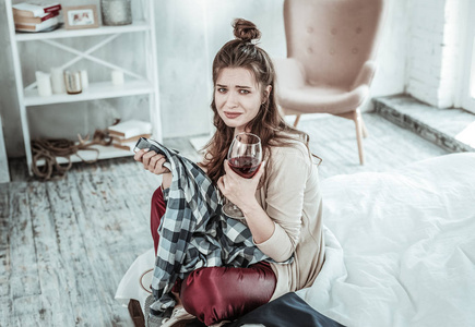 分手后哭泣喝酒的女人照片