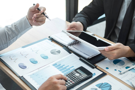 共同探讨业务团队合作,商务洽谈照片