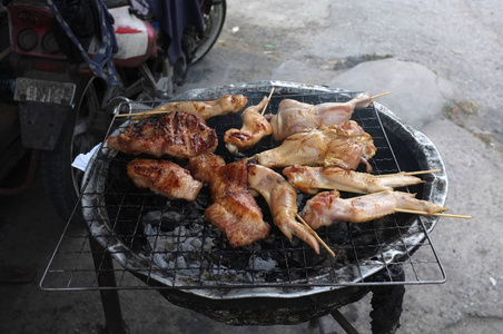 泰国街头美食烤鸡图片