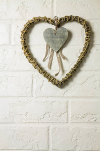 白砖墙上装饰性的木心图片