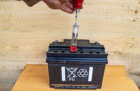 用比重计检查蓄电池的电解液密度照片