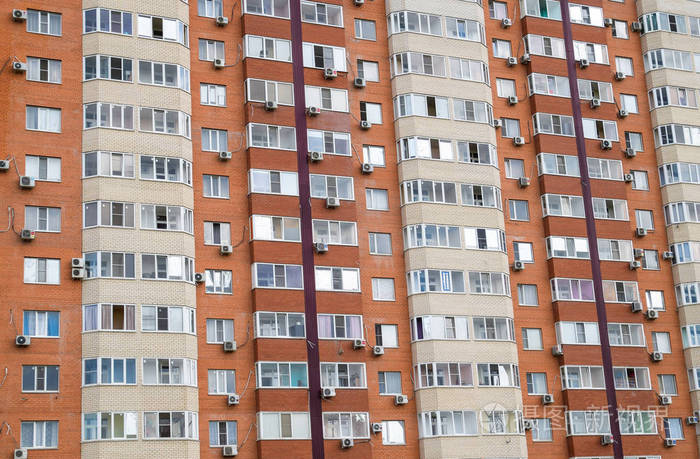 城市街道上的一栋新的住宅楼。住宅