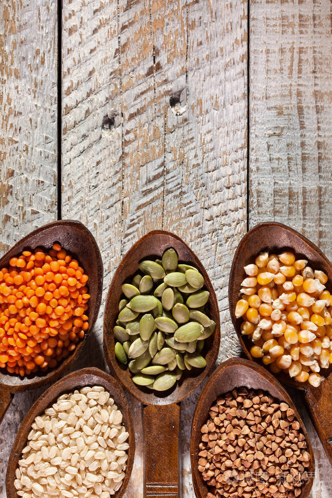 各种五颜六色的谷物和种子放在木勺里特写