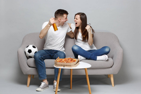 football fans cheer up support favorite兴奋有趣的情侣男女足球迷