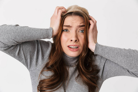 灰心的沮丧30多岁灰心丧气的女人的画像,皱着眉头,抓狂照片