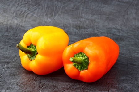 黄色和橙色的辣椒鲜艳的蔬菜和水果(黄色和橙色的辣椒,红色的西红柿