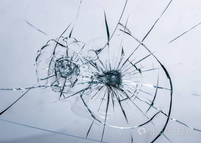 白色背景纹理的破裂玻璃