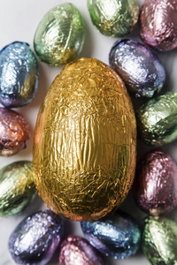 彩纸包裹的复活节彩蛋巧克力图片