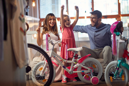 快乐家庭与儿童购物新自行车图片