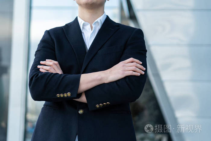 商务男士身着经典的黑色西装手挽手成就事业财富的商业理念复制空间