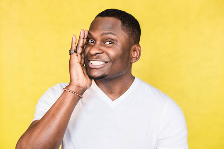 张嘴说话非洲裔美国人手握手掌近张嘴说话重要新闻,有趣信息.照片